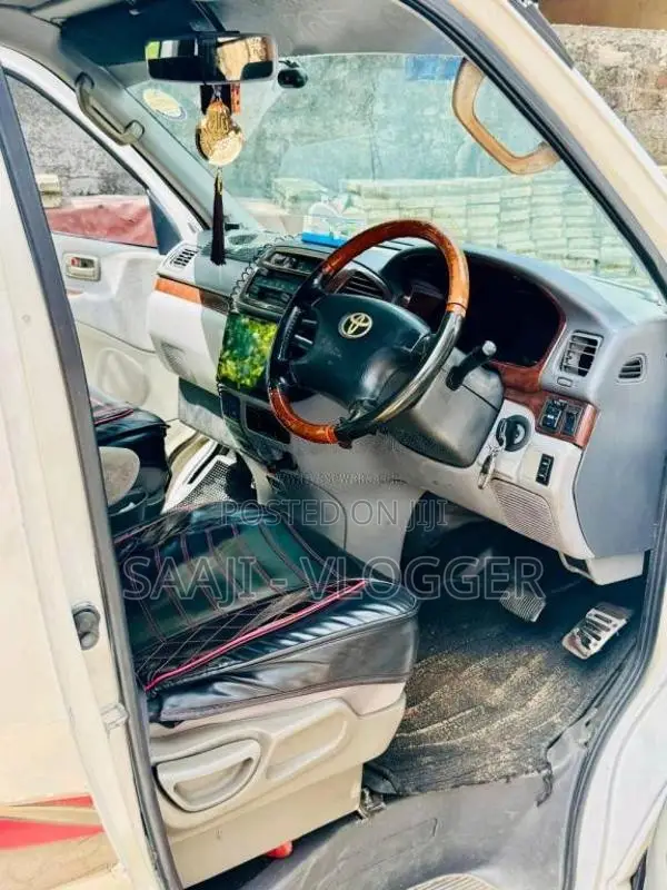 Toyota Regius 2004 Van (Used)