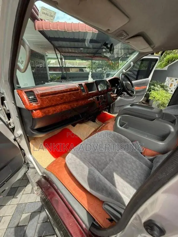 Toyota KDH HIGH ROOF 222 2010 Van (Used)