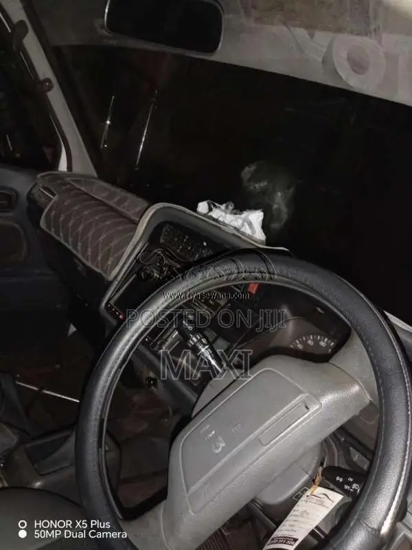 Toyota Dolphin 1990 Van (Used)