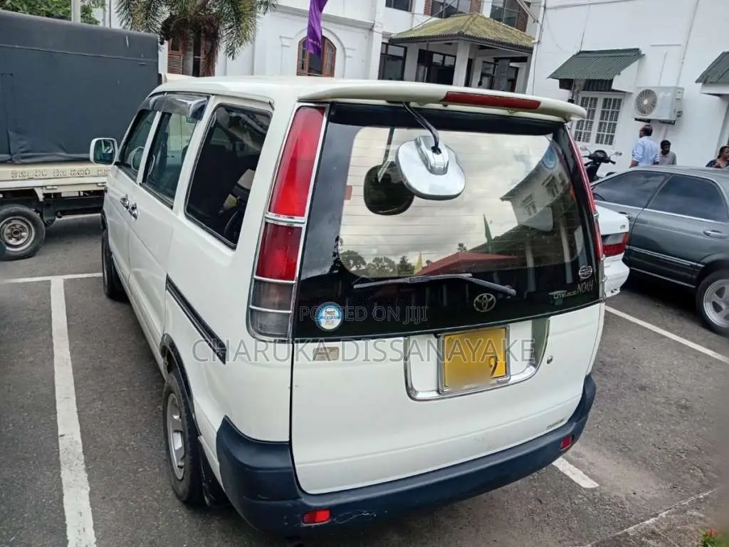 Toyota Noah 2002 Van (Used)