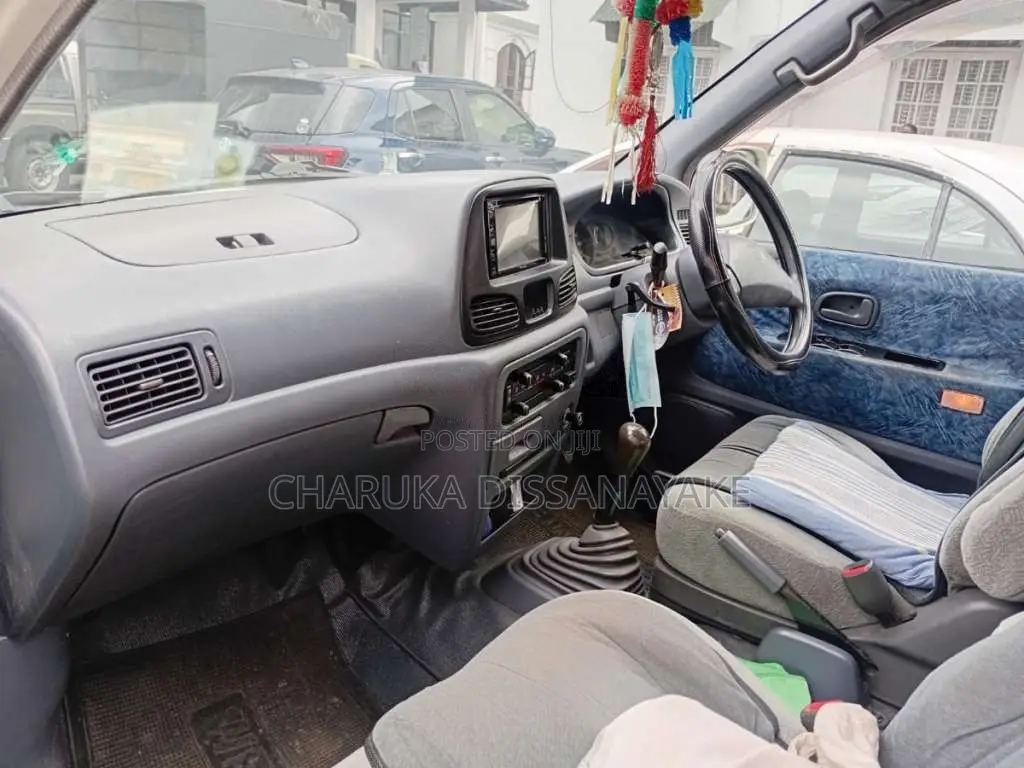 Toyota Noah 2002 Van (Used)