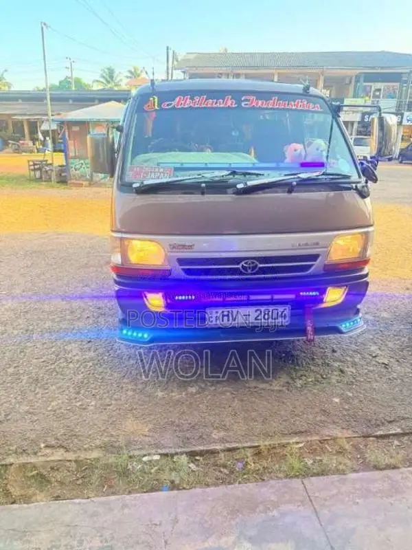 Toyota Dolphin 1999 Van (Used)