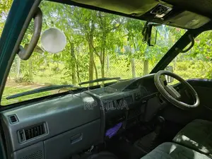 Mitsubishi PO5 1999 Van (Used)