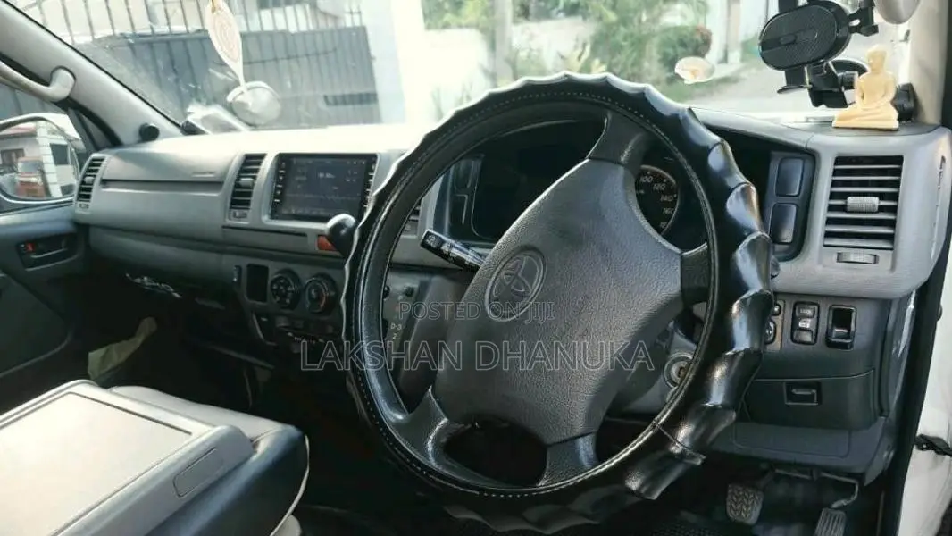 Toyota KDH 200 2005 Van (Used)