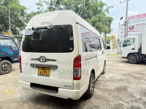 Toyota KDH 2012 Van (Used)