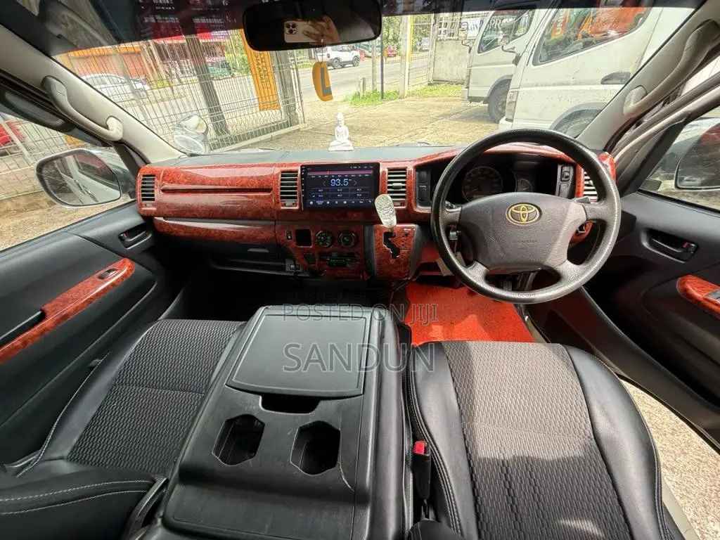 Toyota KDH 2012 Van (Used)