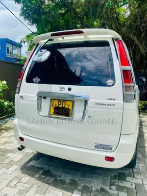 Toyota CR42 2004 Van (Used)