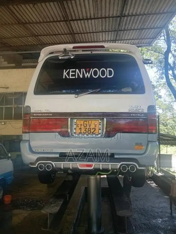 Toyota Dolphin 2002 Van (Used)
