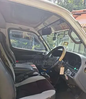 Toyota Dolphin 1993 Van (Used)