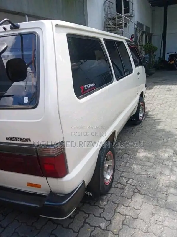 Toyota CR27 1990 Van (Used)