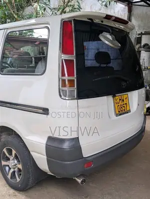 Toyota Noah 2000 Van (Used)
