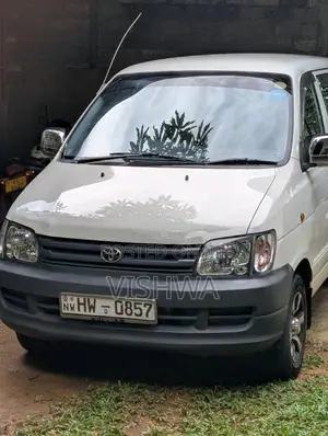 Toyota Noah 2000 Van (Used)
