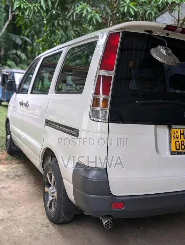 Toyota Noah 2000 Van (Used)