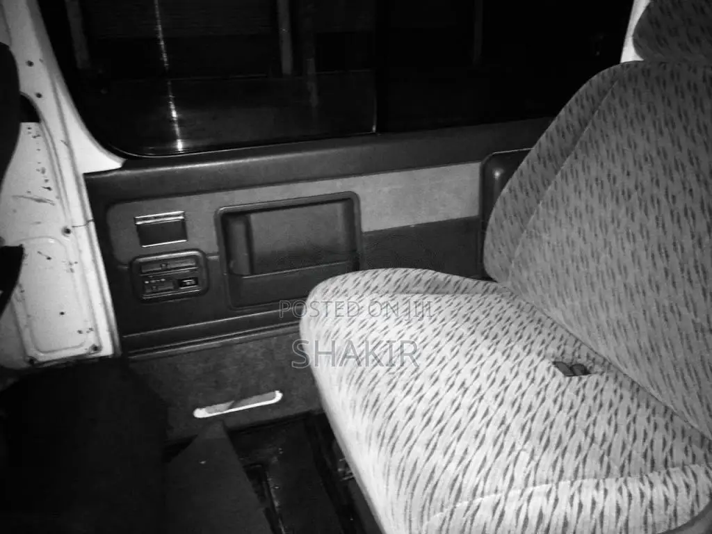 Toyota Dolphin 2000 Van (Used)