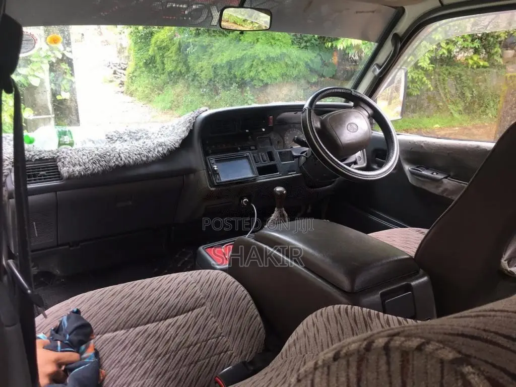 Toyota Dolphin 2000 Van (Used)