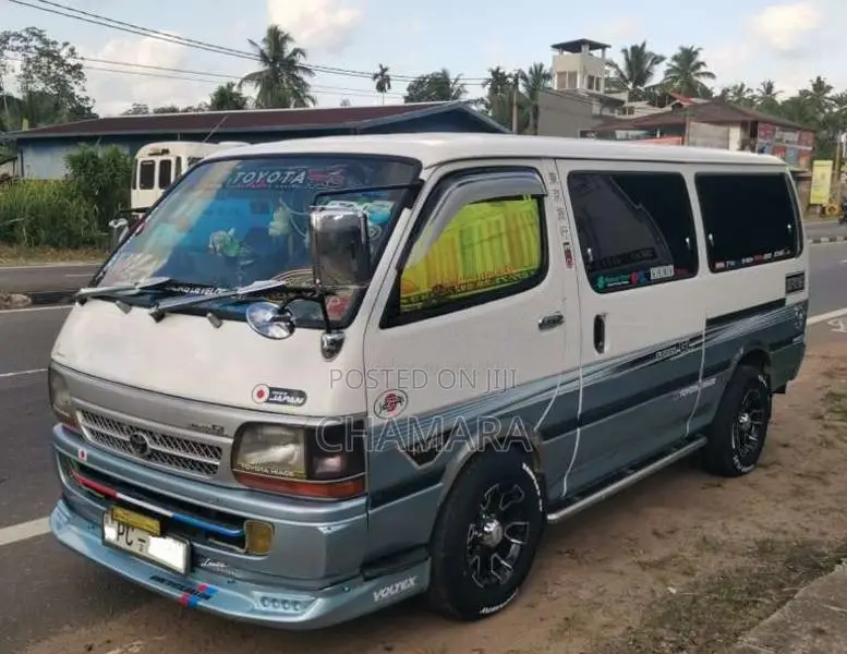 Toyota Dolphin 2005 Van (Used)