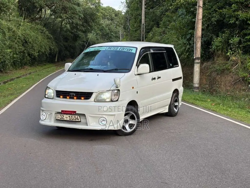 Toyota Noah KR42 2001 Van (Used)
