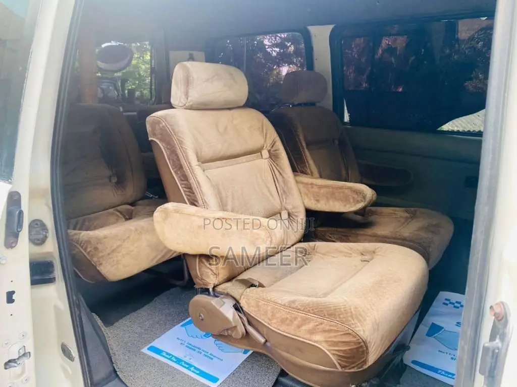 Toyota Noah KR42 2001 Van (Used)