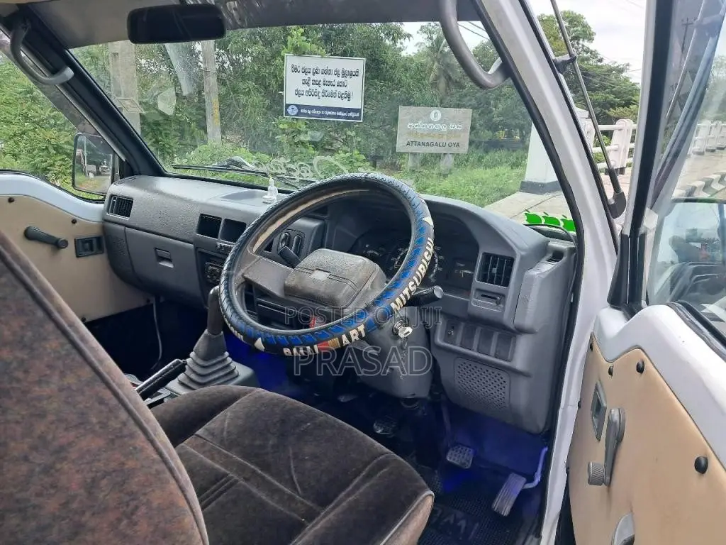 Mitsubishi PO15 2011 Van (Used)