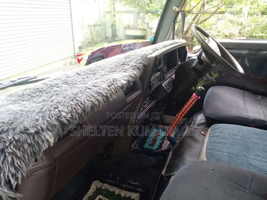 Nissan Caravan 1982 Van (Used)