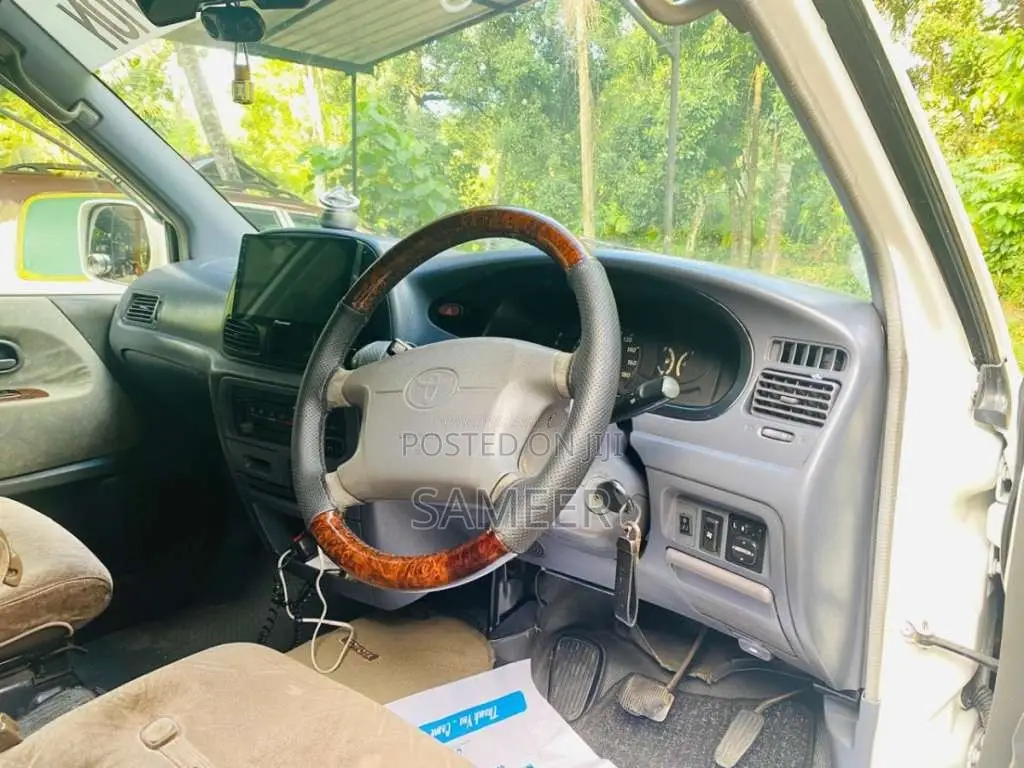 Toyota Noah KR42 2001 Van (Used)