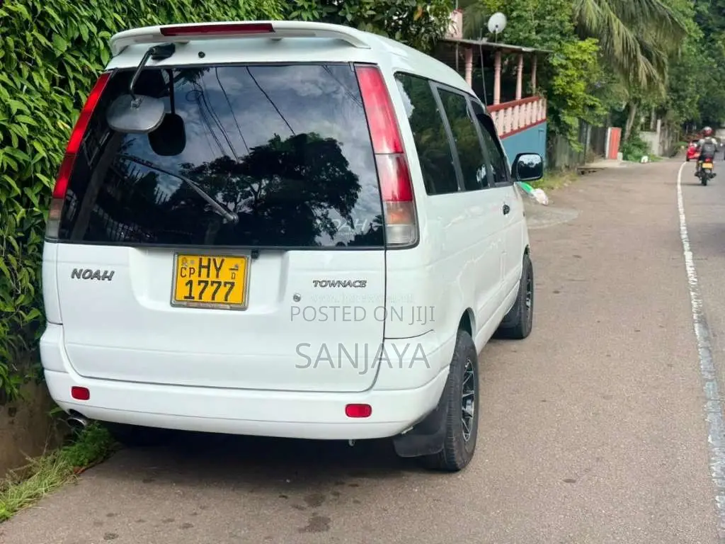 Toyota Noah CR42 2000 Van (Used)