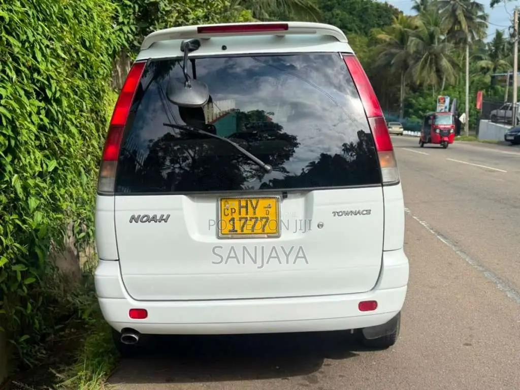 Toyota Noah CR42 2000 Van (Used)