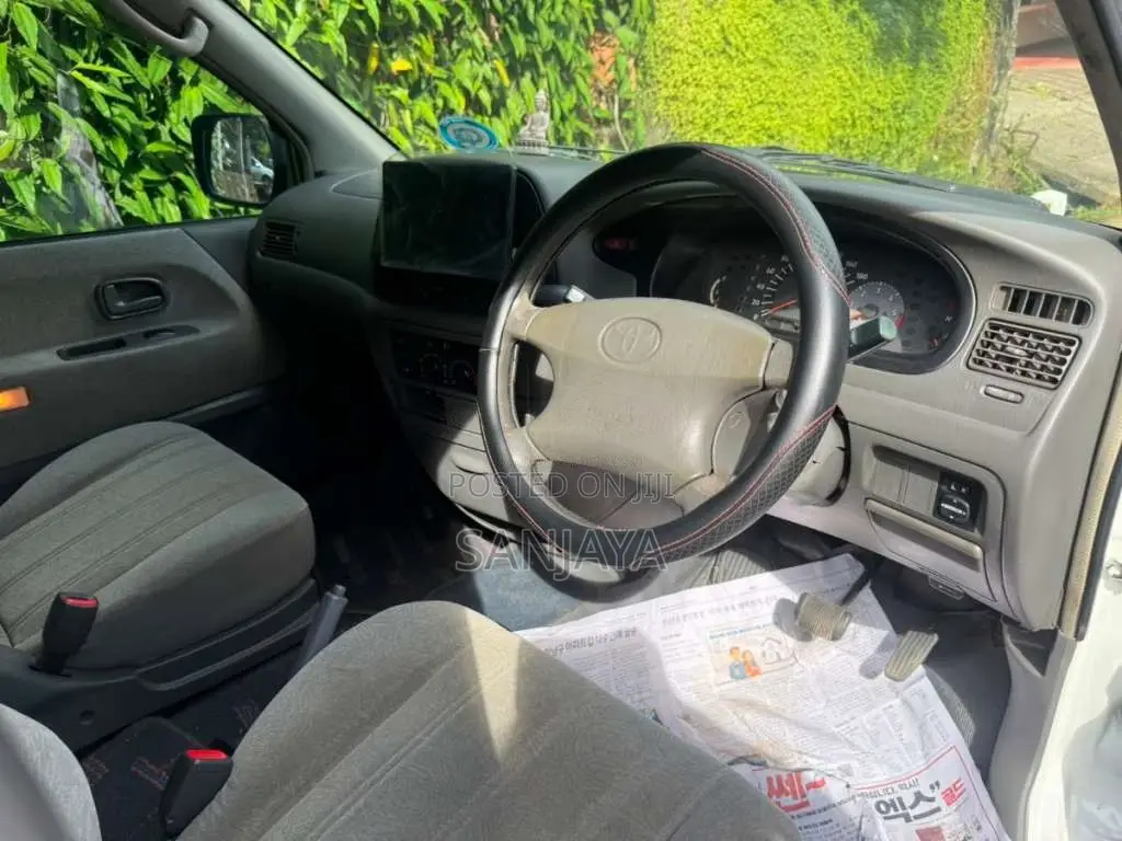 Toyota Noah CR42 2000 Van (Used)