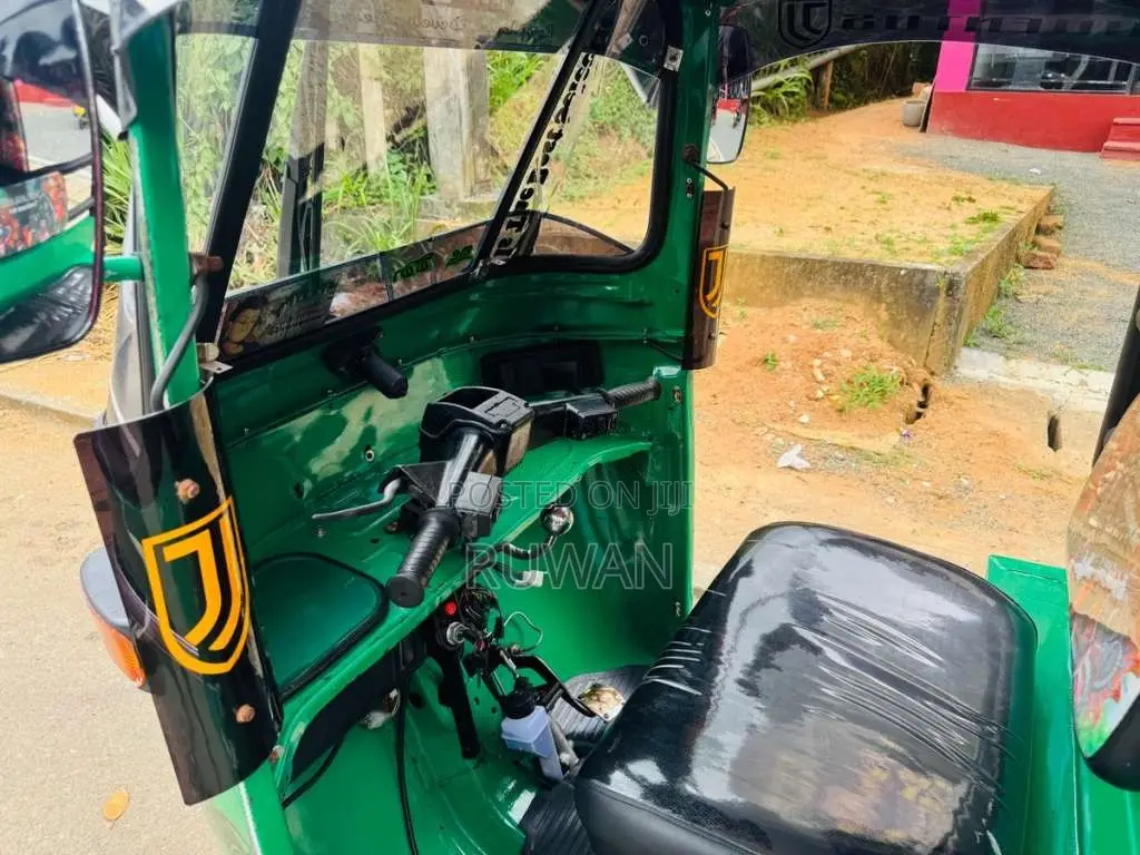 Bajaj 4 Stroke 2009 Three Wheel (Used)
