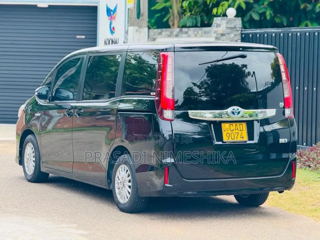 Toyota Voxy 2015 Van (Used)