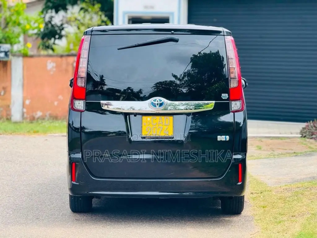 Toyota Voxy 2015 Van (Used)