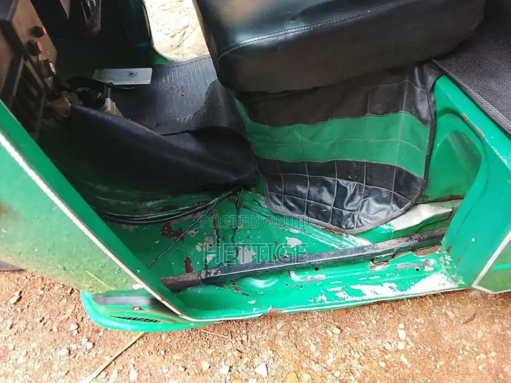Bajaj 4 Stroke 2011 Three Wheel (Used)
