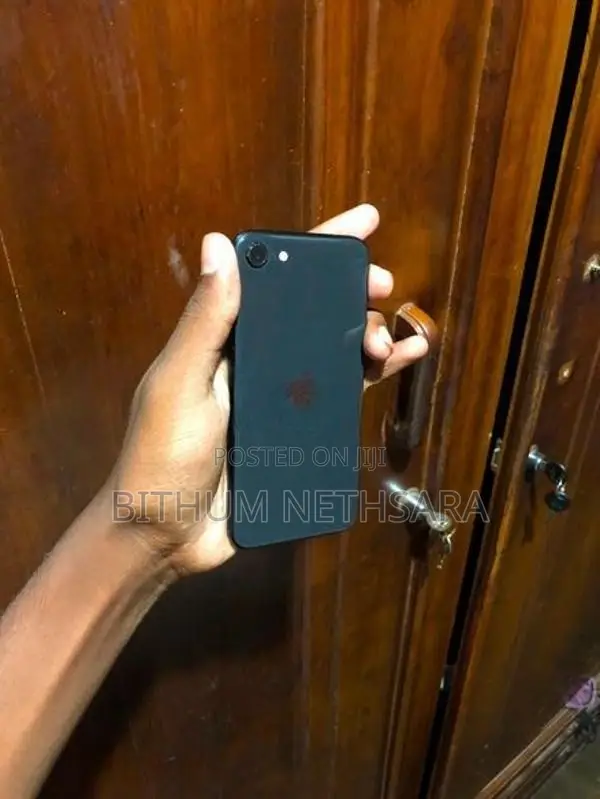 Apple iPhone SE 2 (Used)