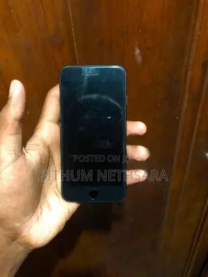 Apple iPhone SE 2 (Used)