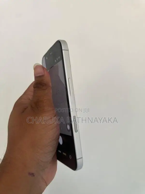Apple iPhone 16 (Used)