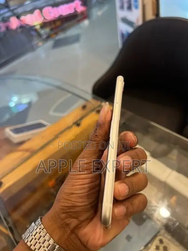 Apple iPhone SE 2 (Used)