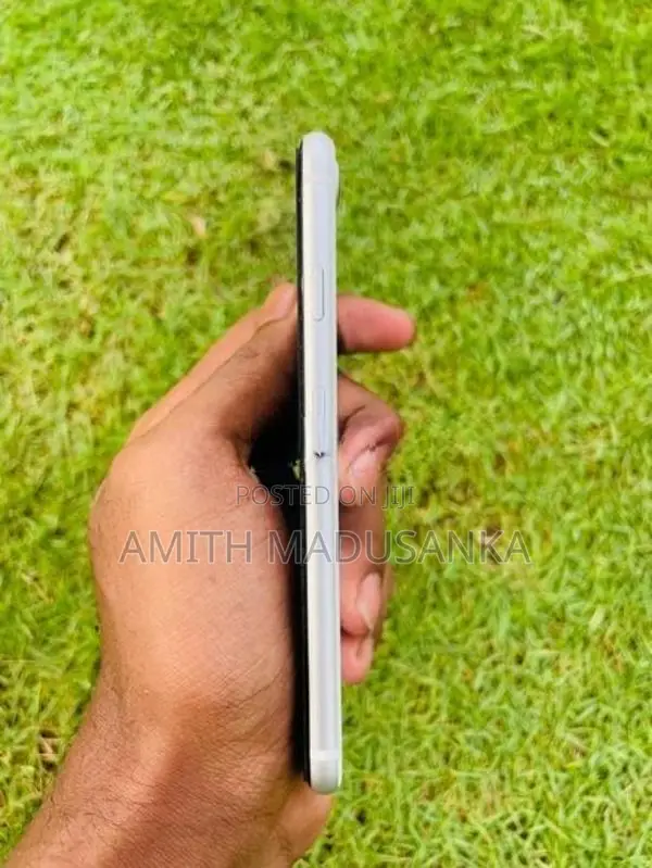 Apple iPhone SE 2 se2 (Used)