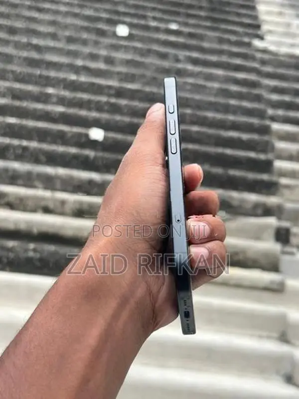 Apple iPhone 16 (Used)