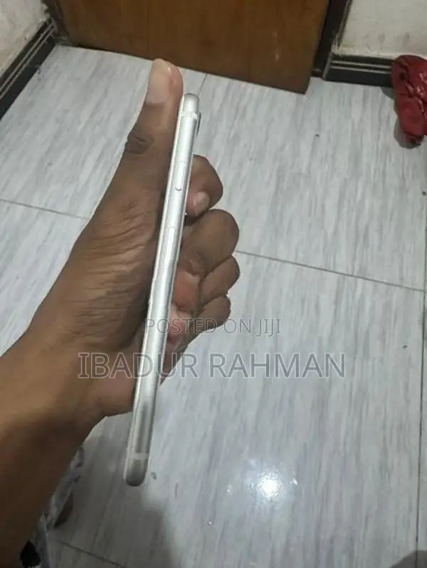 Apple iPhone SE 2 (Used)