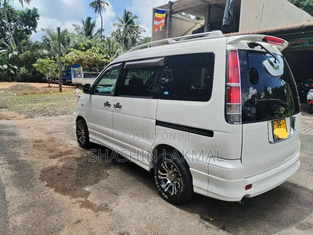 Toyota Noah 2006 Van (Used)