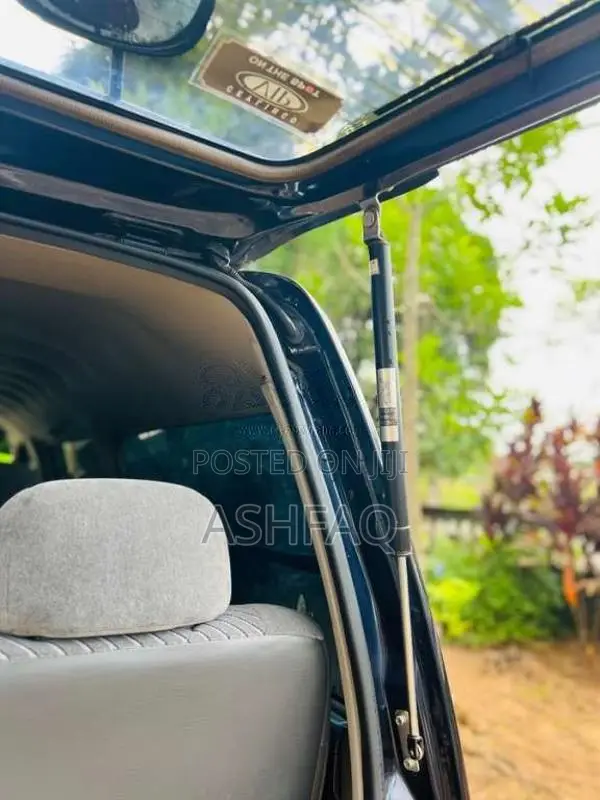 Nissan Caravan 2000 Van (Used)