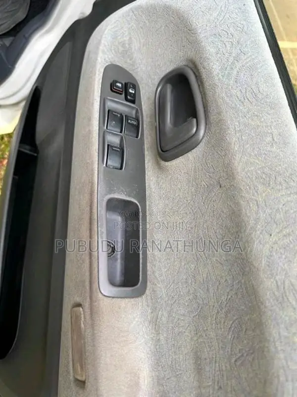 Toyota Noah CR41 2004 Van (Used)