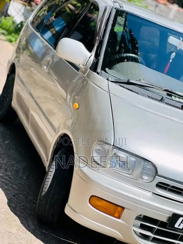 Nissan Serena 2000 Van (Used)