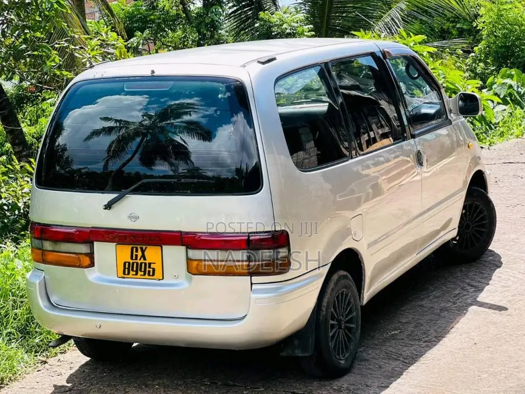 Nissan Serena 2000 Van (Used)