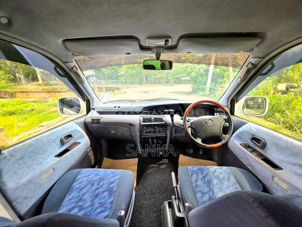 Toyota Noah 1998 Van (Used)