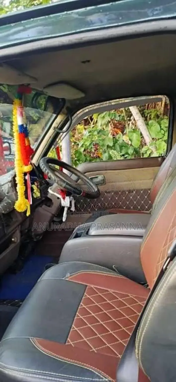 Isuzu Isuzu 1990 Van (Used)
