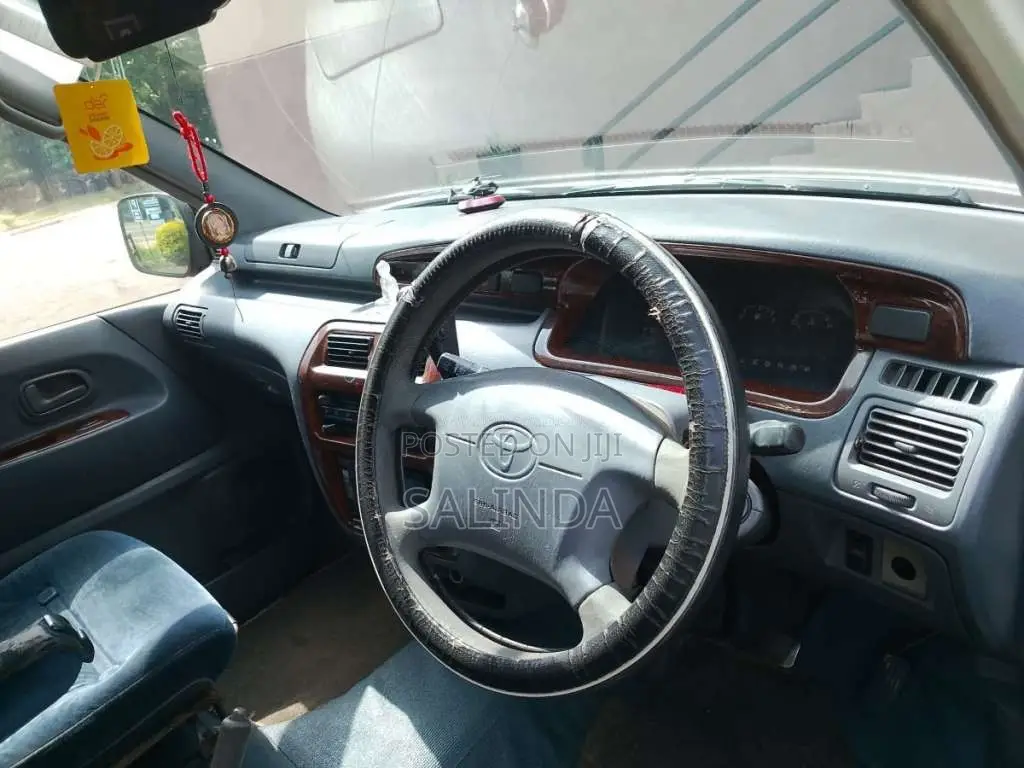 Toyota Noah CR41 1999 Van (Used)
