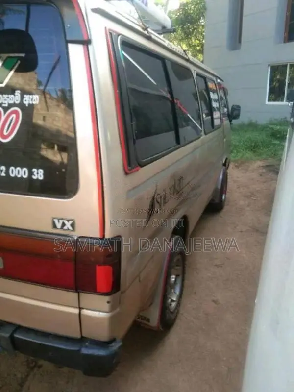 Nissan 27 1995 Van (Used)