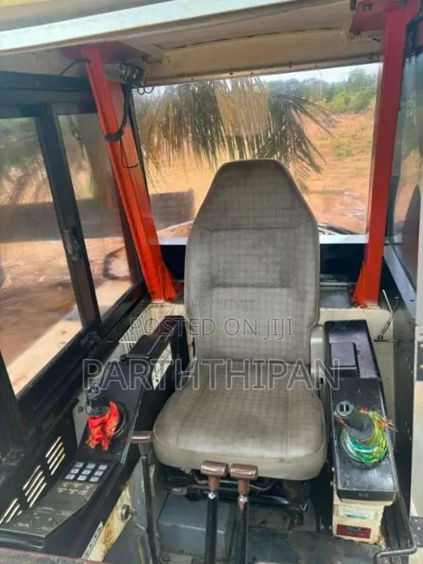 Mitsubishi Mitsubishi 2000 Heavy-Duty (Used)