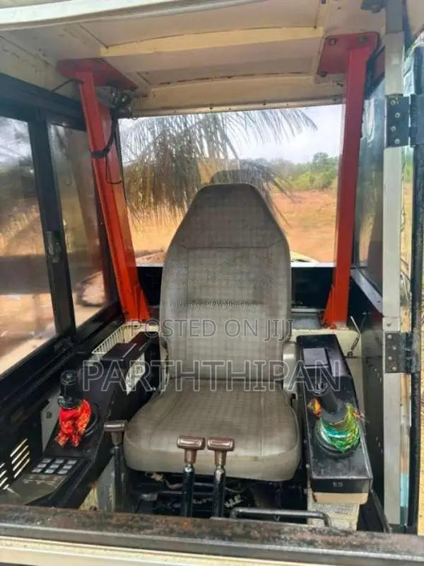 Mitsubishi Mitsubishi 2000 Heavy-Duty (Used)